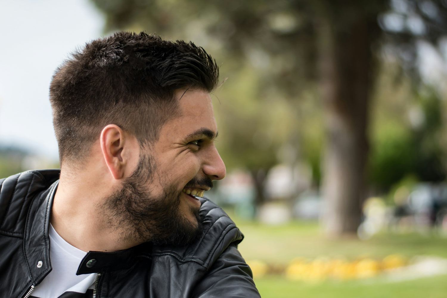 Soluzioni pratiche e non invasive per nascondere il diradamento dei capelli